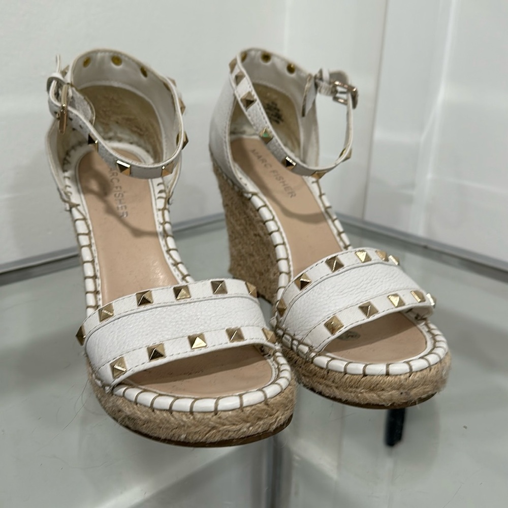 Women’s shoe, size 6.5, gently worn, will accept best offer